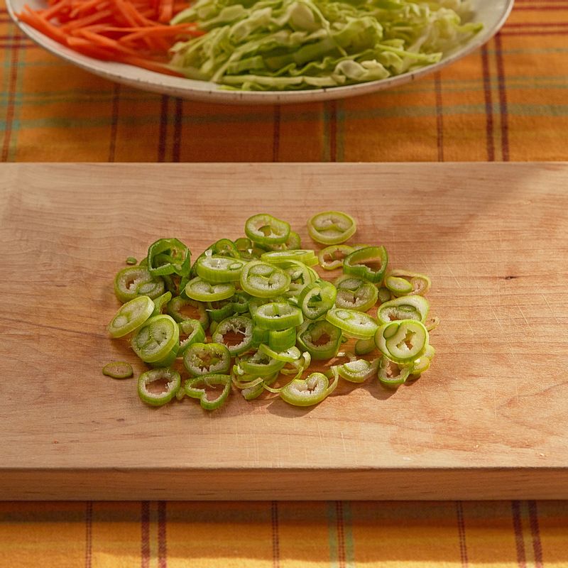 베이컨은 1cm 두께로 자르고, 대파는 송송 썰어주세요.
(베이컨이 없을 경우 햄으로 대체 가능해요)