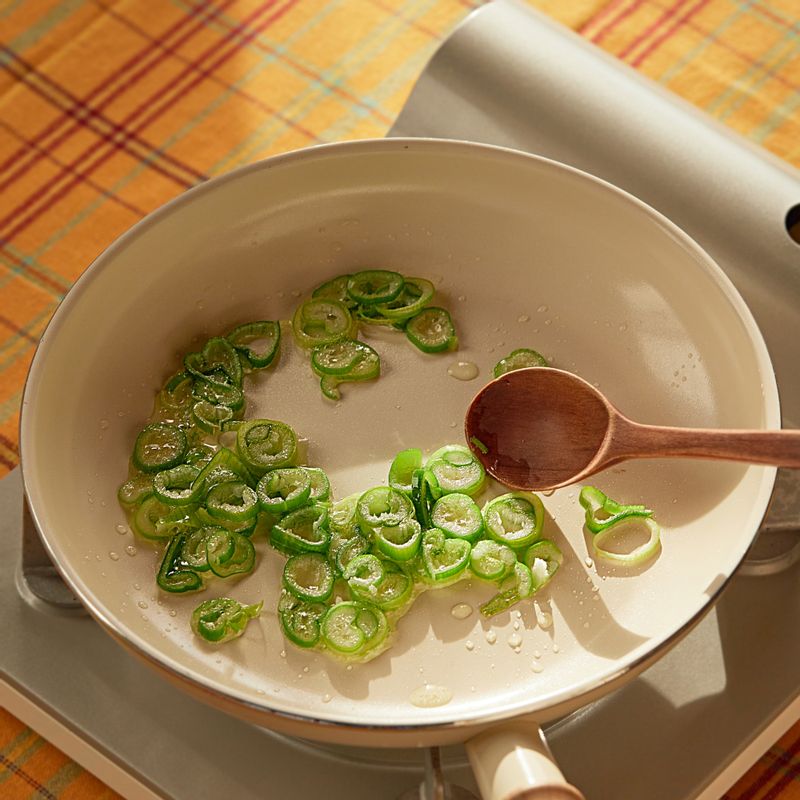 달군 팬에 식용유를 살짝 두른 후 대파를 볶아 향을 낸 후 베이컨을 볶다가 당근, 양배추를 넣어 숨이 죽을 때까지 볶다가 섞어 둔 양념과 후춧가루를 넣어 볶아주세요.