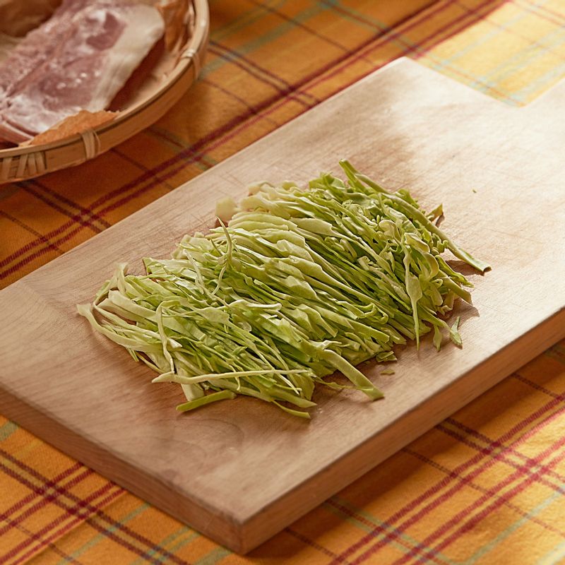 양배추는 채를 썰어 깨끗이 씻은 후 체에 밭쳐 물기를 빼주세요. 당근도 양배추와 비슷한 크기로 채를 썰어주세요.