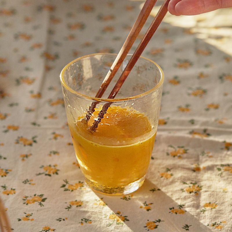 볼에 달걀을 풀어주세요. 볼에 소스 재료를 넣어 섞어주세요.