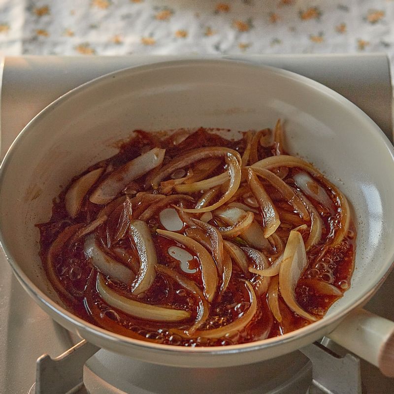 달군 팬에 식용유를 두른 후 양파를 볶다가 숨이 죽으면 소스를 넣어 가볍게 섞은 후 불을 꺼주세요.