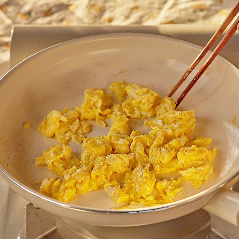 달군 팬에 식용유를 두른 후 달걀을 넣어 스크램블을 만들고 접시에 덜어주세요.