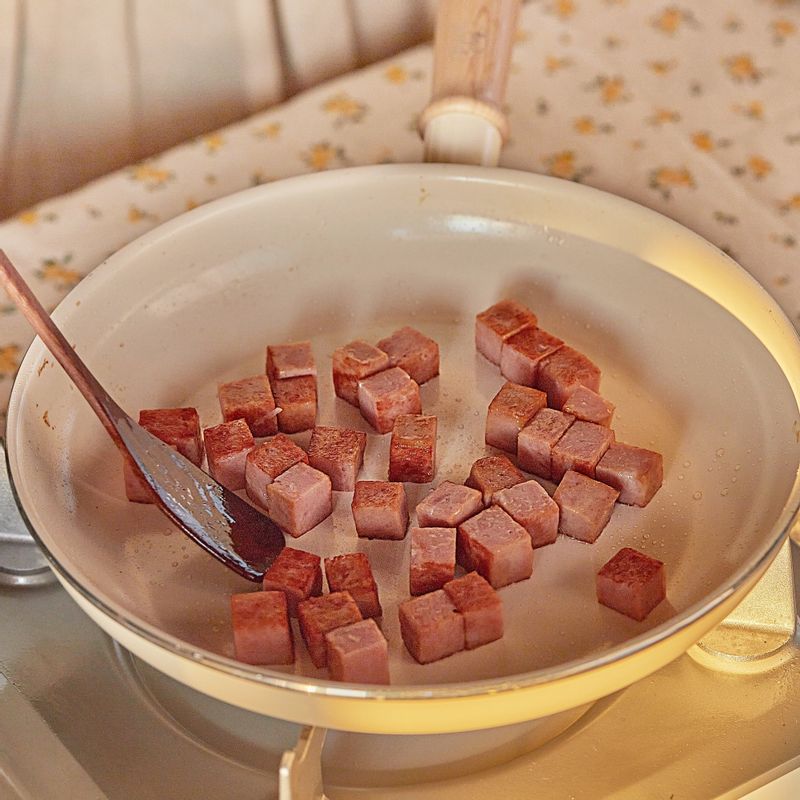 달군 팬에 스팸을 넣어 노릇하게 볶아주세요.
