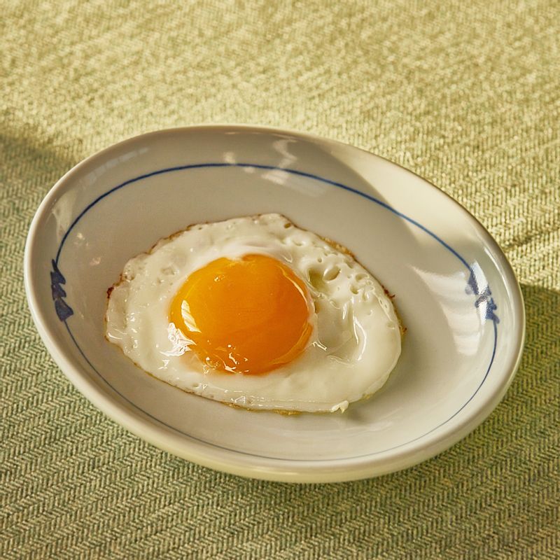 달군 팬에 오일을 두른 후 달걀 프라이를 만들어주세요.