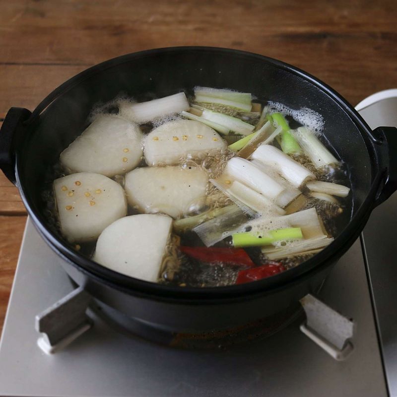 끓인 국물에 국물 재료와 마늘편, 대파, 건고추를 넣고 3분 정도 끓이다가 어묵과 곤약, 삶은 달걀을 돌려 담고 5분간 더 끓여주세요. (부족한 간은 소금으로 가감해주세요.)