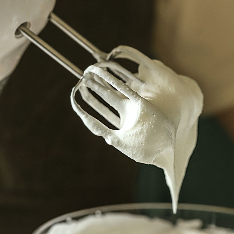 중탕한 볼을 내린 후 흰자가 단단해질 때까지 2분간 휘핑해 주세요.