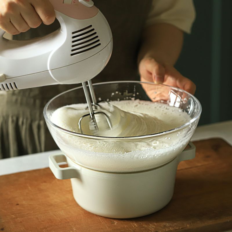 흰자가 걸쭉해질 때까지 고속으로 2분간 휘핑한 후 바닐라 익스트랙을 넣어 주세요.