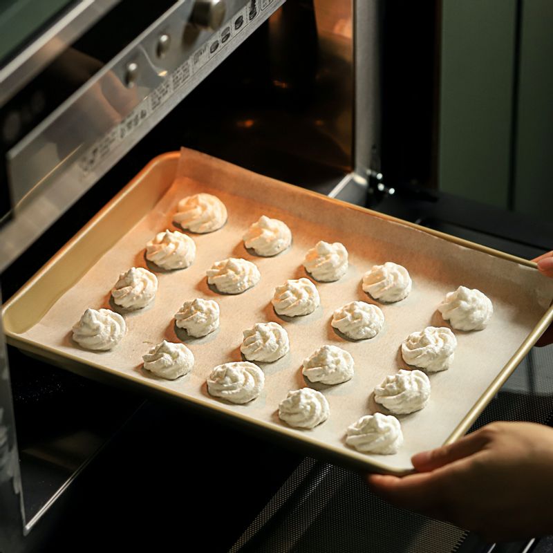 100도로 예열된 오븐에 40~50분간 구워주세요.
(tip. 머랭은 수분을 잘 흡수해 눅눅해지기 쉬우니 공기가 들어가지 않도록 밀폐 용기에 담은 후 실온에 보관해 주세요)