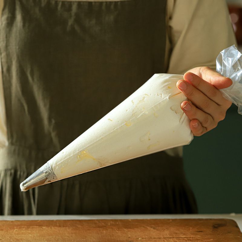 머랭이 쫀득한 농도가 되면 깍지를 끼운 짤주머니에 넣어주세요.