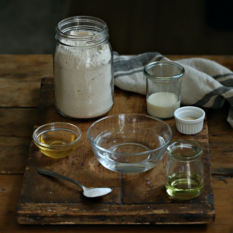 비건 통밀빵을 위한 재료 이미지로 통밀가루,드라이 이스트 (골드),소금,포도씨 오일,아가베 시럽 (또는 꿀) 등으로 구성 되어있습니다.