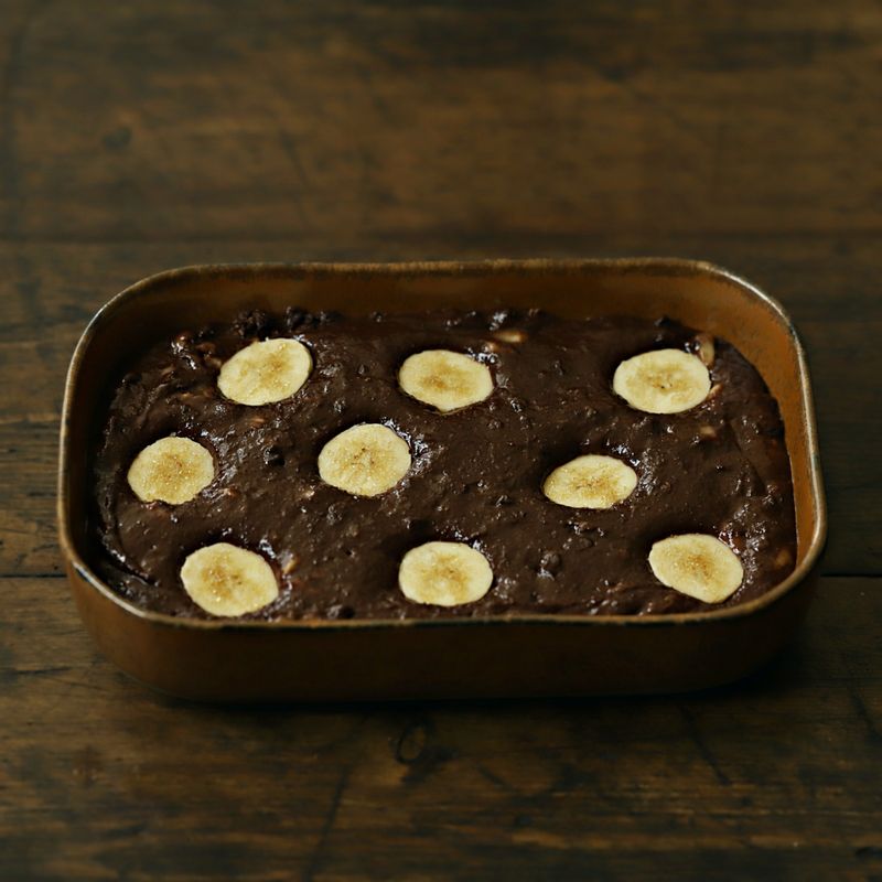 오븐 틀에 반죽을 붓고 장식용 바나나 슬라이스를 올린 후 황설탕을 뿌려주세요.