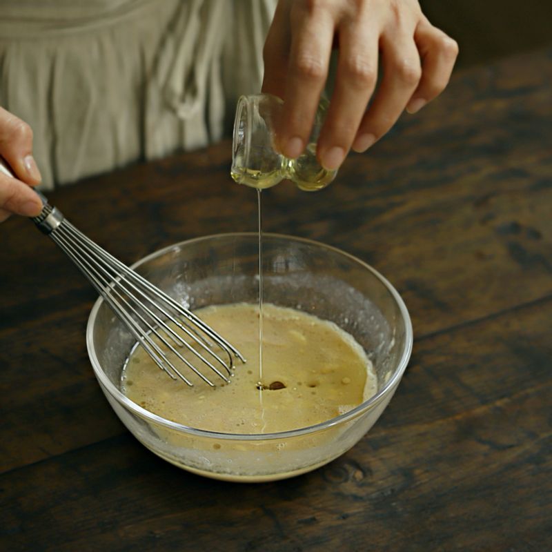 포도씨 오일을 조금씩 흘리면서 섞어주세요.