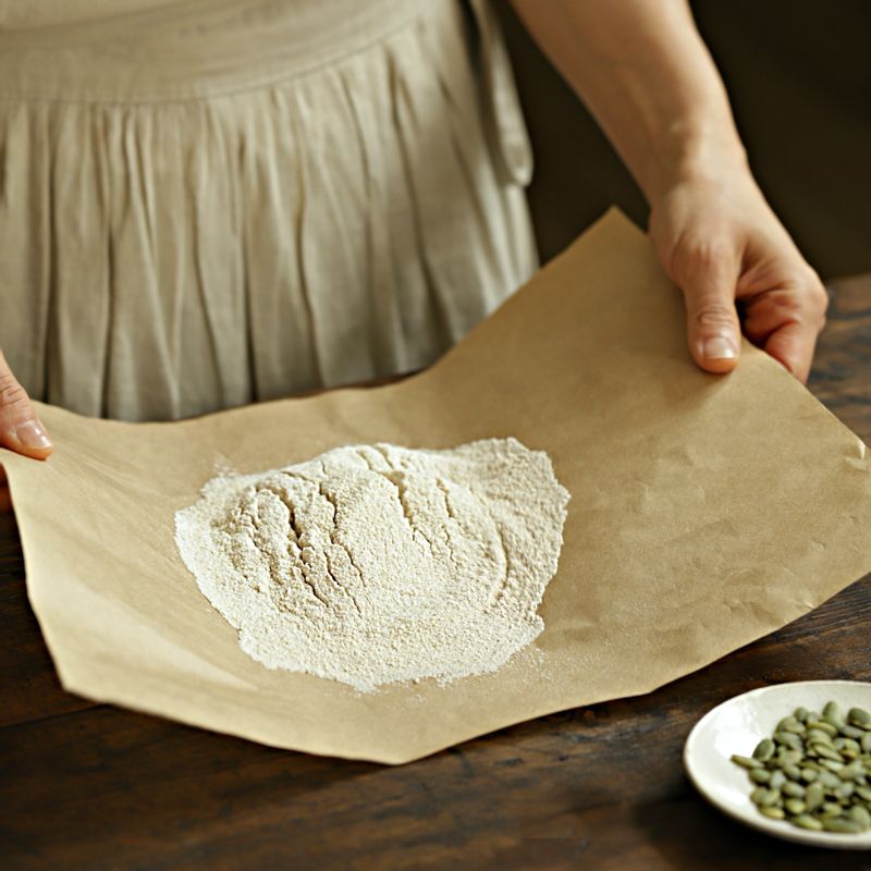 체 친 가루 재료를 넣고 섞어주세요. 호박씨와 단호박 큐브를 넣고 섞어주세요.