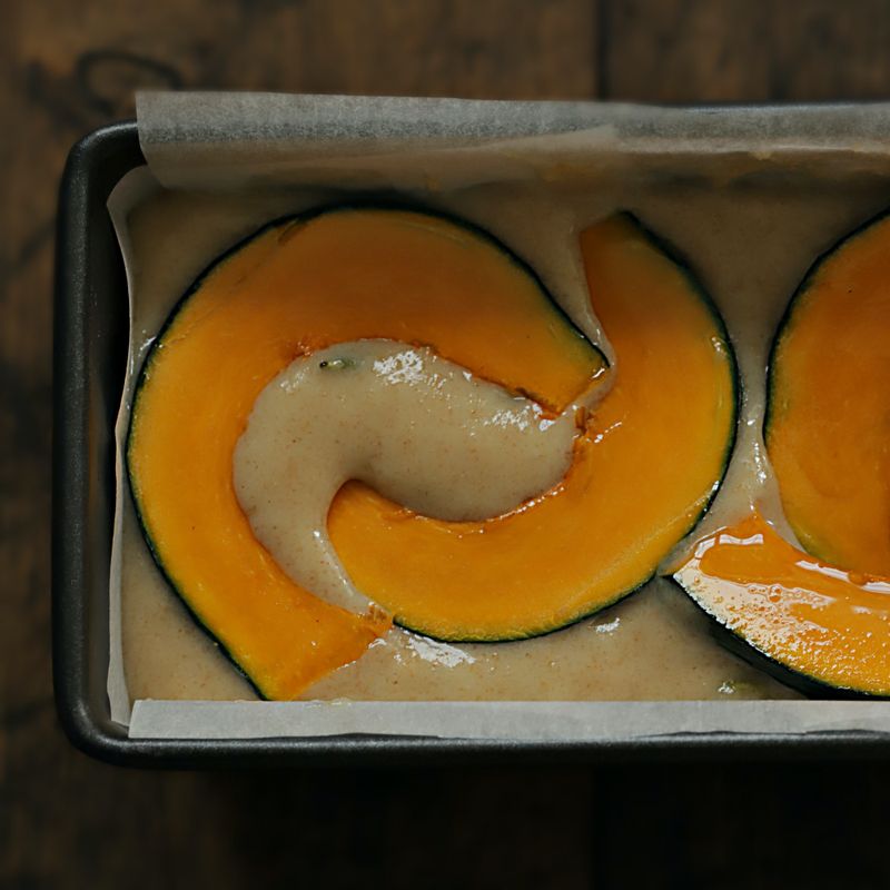 유산지를 깐 파운드 틀에 반죽을 붓고 토핑용 단호박 슬라이스를 올려주세요.