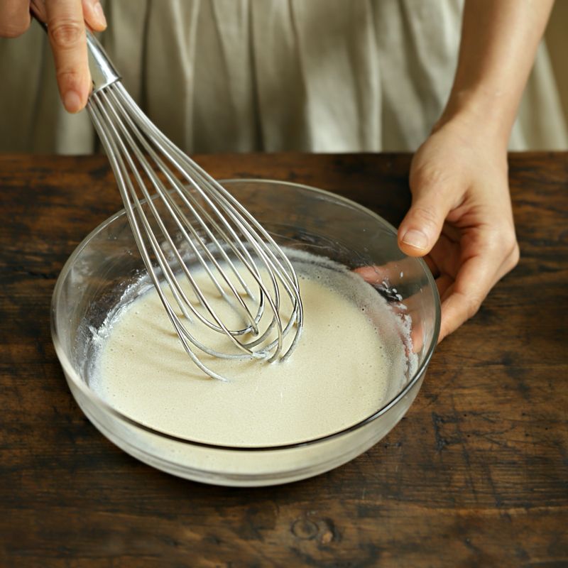 두유와 포도씨 오일을 잘 섞어주세요.