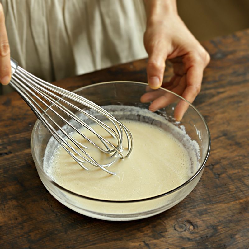 식초와 황설탕을 넣고 녹을 때까지 섞어주세요.