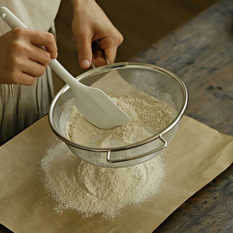 통밀가루, 아몬드 가루, 베이킹파우더, 베이킹소다를 모두 체 친 후 섞어주세요.