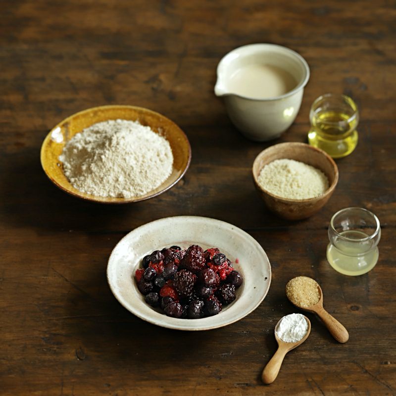 비건 베리 크럼블 케이크을 위한 재료 이미지로 통밀가루,아몬드 가루,베이킹파우더,베이킹소다,냉동 블루베리+라즈베리 등으로 구성 되어있습니다.