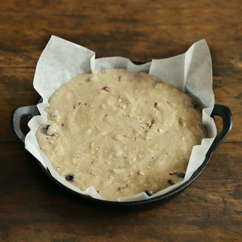 오븐 틀에 유산지를 깔고 반죽을 넣은 후 크럼블을 올려주세요.