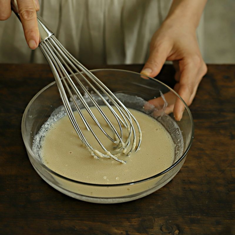 볼에 두유와 레몬즙, 포도씨 오일을 넣고 섞은 후 황설탕을 넣어 섞어주세요.