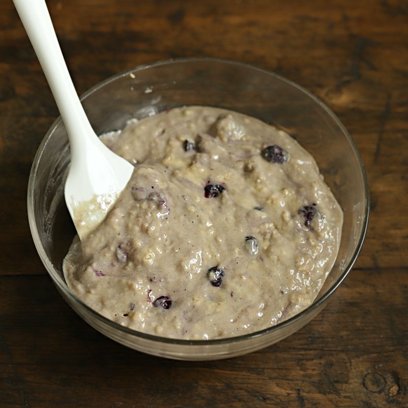 냉동 블루베리와 라즈베리를 넣고 섞어주세요.