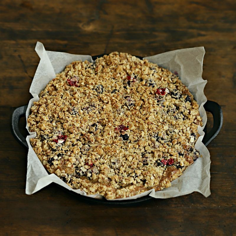 180도로 예열한 오븐에서 35분간 구운 후 식혀주세요. 
(tip. 오븐의 성능에 따라 굽는 시간에 차이가 있을 수 있어요)