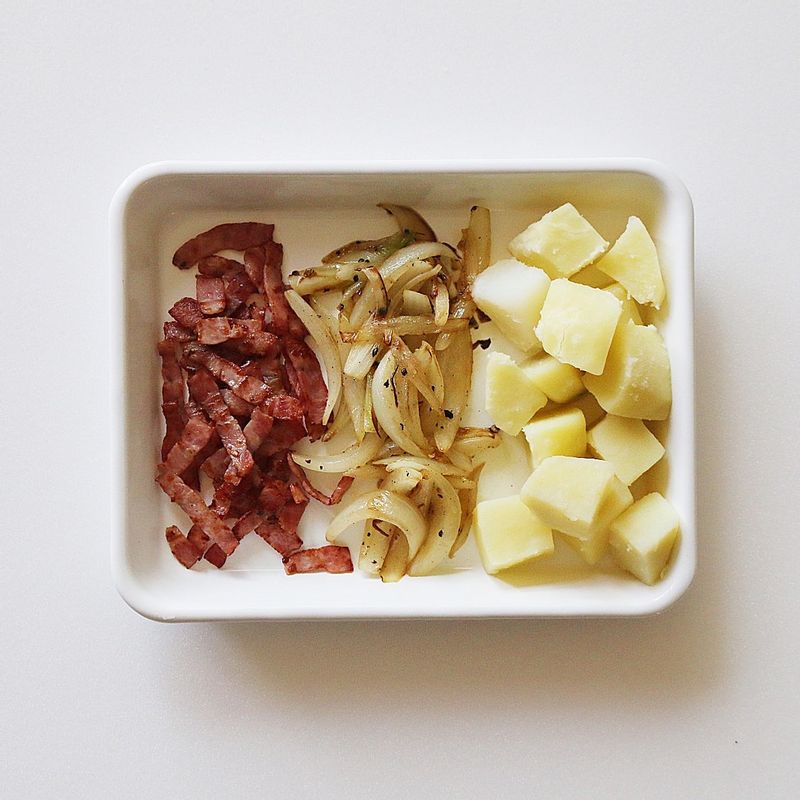 달군 팬에 베이컨을 먼저 볶다가 양파를 넣고 소금, 후추로 간을 해 투명해질 때까지 볶아줍니다.