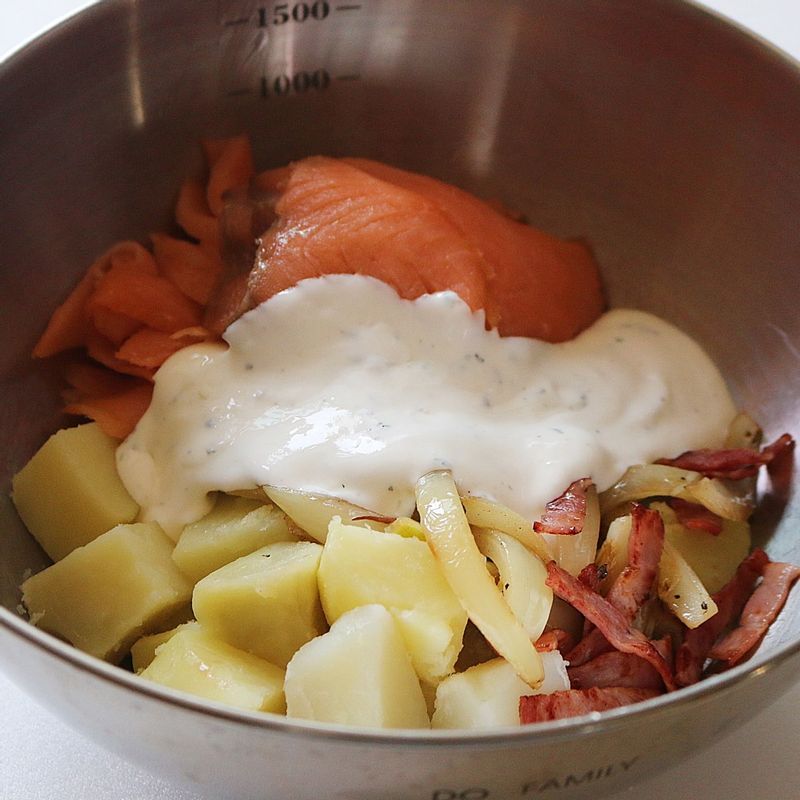 감자, 베이컨, 양파, 훈제연어를 볼에 담고 드레싱 재료를 넣어 버무려주세요.