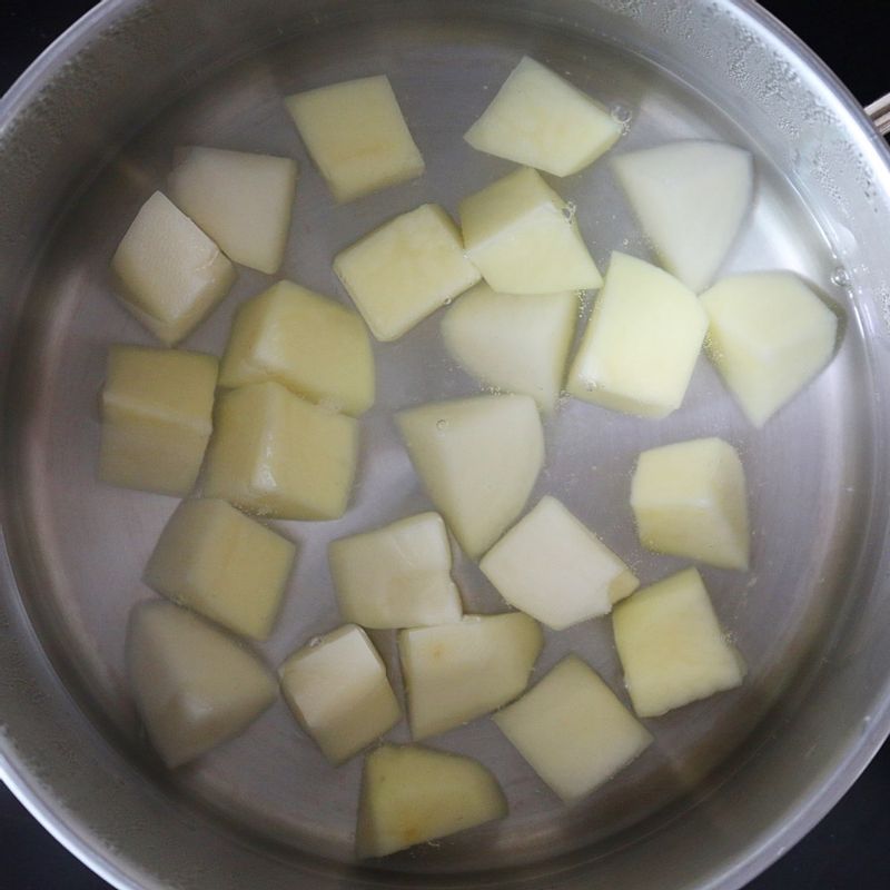 감자는 끓는 물에 소금을 넣고 12분간 삶습니다.