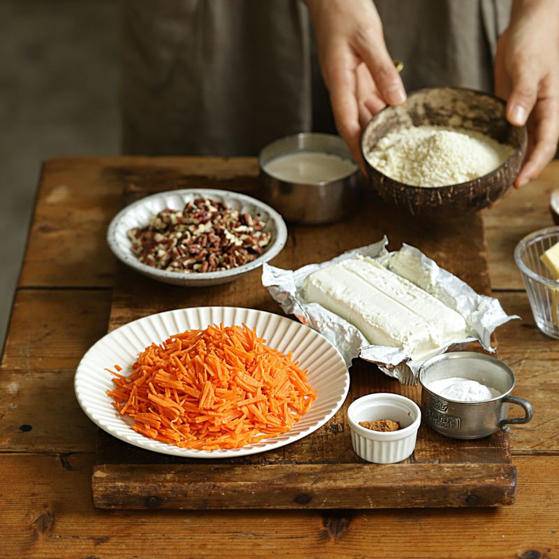 키토 당근 케이크을 위한 재료 이미지로 달걀,바닐라 익스트랙 (바닐라 오일, 바닐라빈으로 대체 가능),녹인 버터,잘게 썬 피칸,얇게 채 썬 당근 등으로 구성 되어있습니다.