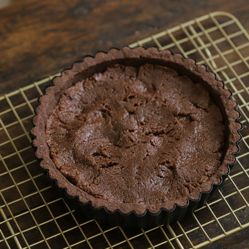 구워진 타르트지 위에 초콜렛 아몬드 크림을 평평하게 펼친 후 체리를 올려주세요.
