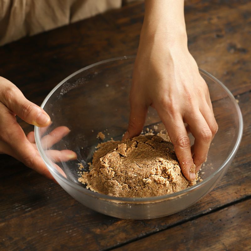 볼에 아가베 시럽, 포도씨 오일을 넣고 섞은 후 체 친 가루 재료를 넣어 섞어주세요.