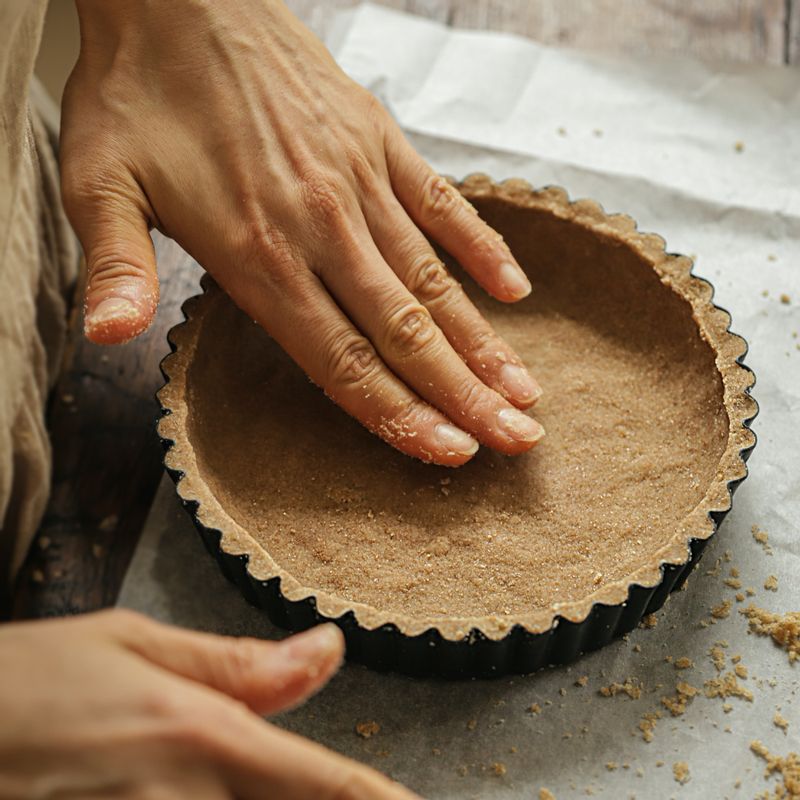 타르트 틀에 넣어 펼치고 포크로 피케 해주세요.
(tip. 피케란 불어로 찌른다는 뜻으로 타르트지를 굽는 동안 바닥이 부풀어 오르는 것을 방지해 줘요)