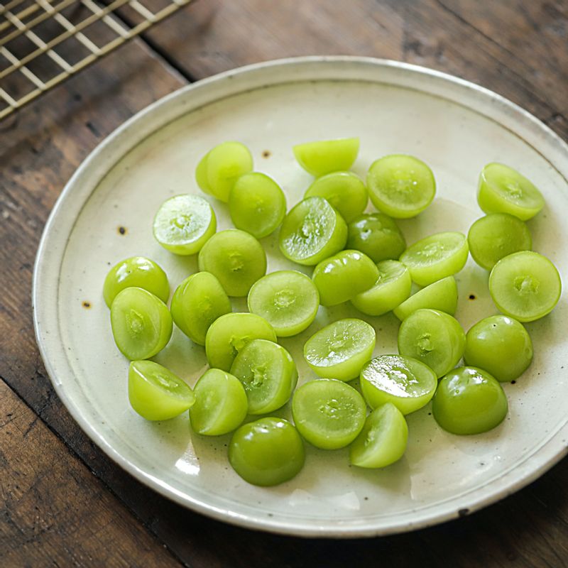 청포도는 반으로 잘라주세요.