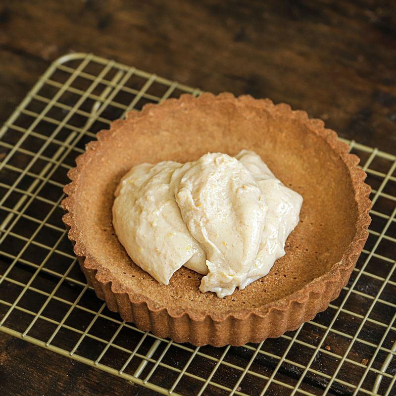 식은 타르트지에 필링을 채운 후 청포도와 레몬슬라이스로 장식해 주세요.