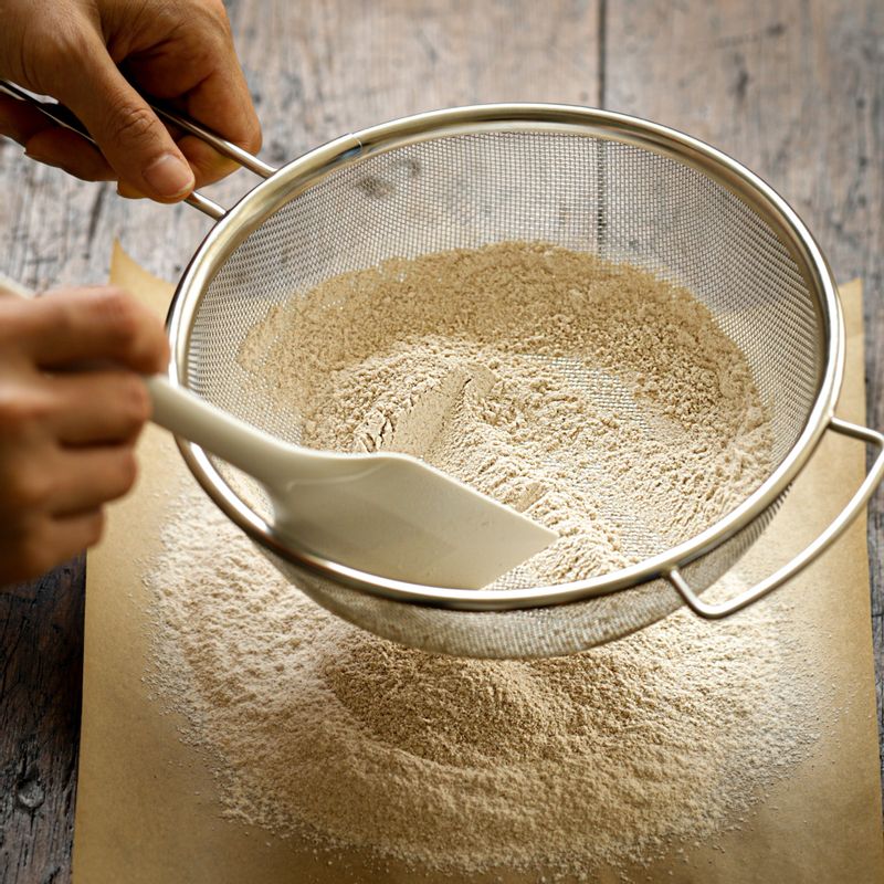 통밀가루와 소금을 체 쳐주세요.