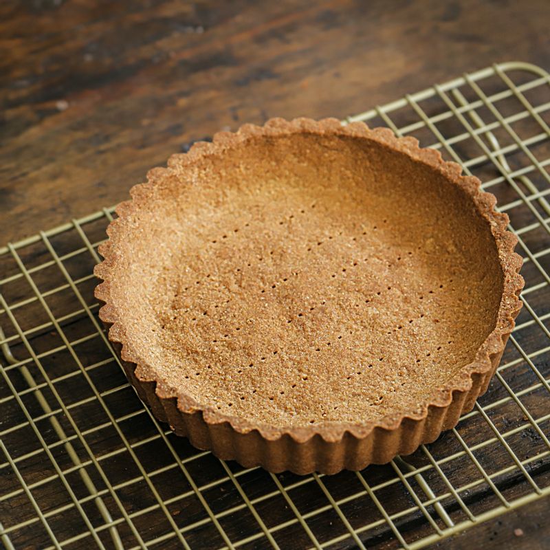 유산지를 깔고 누름돌을 넣어 170도로 예열된 오븐에서 15분간 구운 후 식혀주세요.
(tip. 오븐의 성능에 따라 굽는 시간에 차이가 있을 수 있어요)