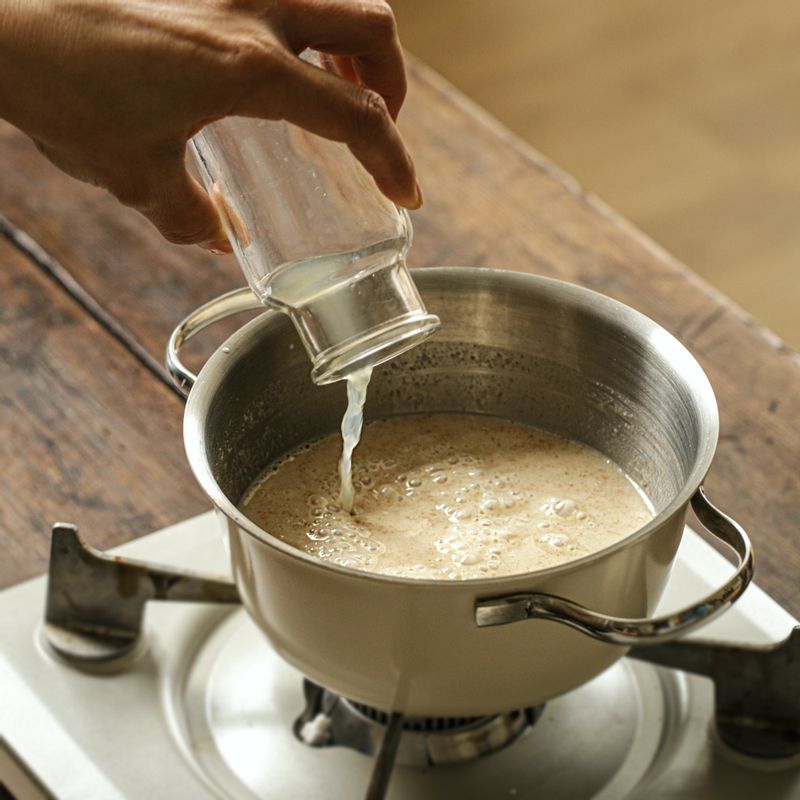 냄비에 레몬 커스타드 필링 재료를 모두 넣고 섞은 후 중불에서 끈적한 상태가 될 때까지 저어가며 끓여주세요.
(tip. 냉장고에서 1시간 정도 차갑게 식힌 후 사용해 주세요)