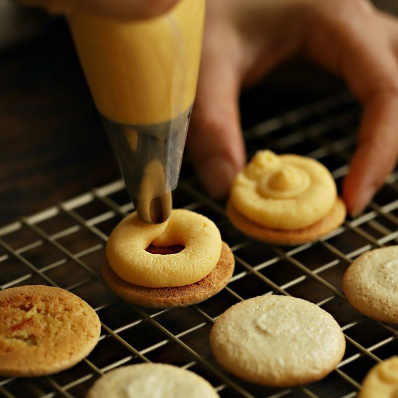 마카롱 꼬끄의 크기대로 짝을 맞춘 후 필링을 일정한 양으로 짜주세요.