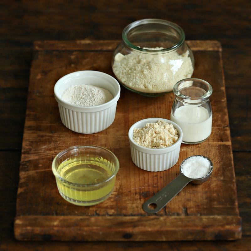 키토 마카롱을 위한 재료 이미지로 달걀흰자,비정제 원당 파우더,아몬드 가루,에리스리톨 파우더 (알룰로스 파우더로 대체 가능),강황가루 (생략 가능) 등으로 구성 되어있습니다.