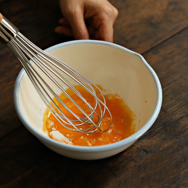 노른자와 에리스리톨 파우더를 섞어주세요.