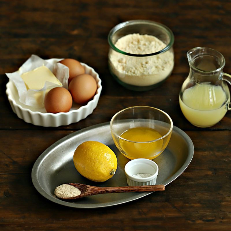 키토 레몬 타르트을 위한 재료 이미지로 녹인 무염 버터,달걀,아몬드 가루,차전자피 가루,소금 등으로 구성 되어있습니다.