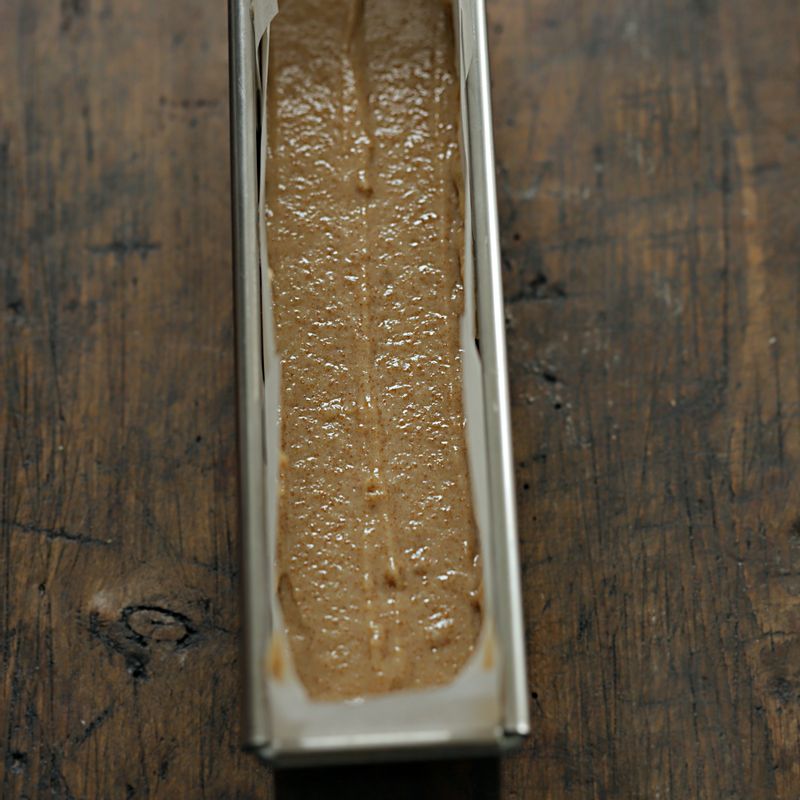 파운드 틀에 반죽을 붓고 180도로 예열한 오븐에서 20분, 160도에서 20분간 구운 후 식혀주세요.
 (tip. 오븐의 성능에 따라 굽는 시간에 차이가 있을 수 있어요)