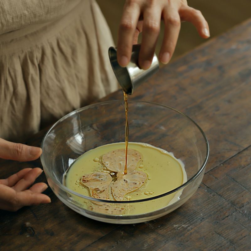 볼에 두유, 포도씨유, 바닐라 익스트랙을 넣고 잘 섞어주세요.