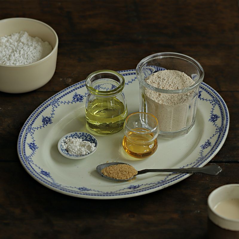 비건 바닐라 파운드케이크을 위한 재료 이미지로 두유,포도씨유,바닐라 익스트랙 (바닐라 오일, 바닐라빈으로 대체 가능),아가베 시럽,황설탕 등으로 구성 되어있습니다.