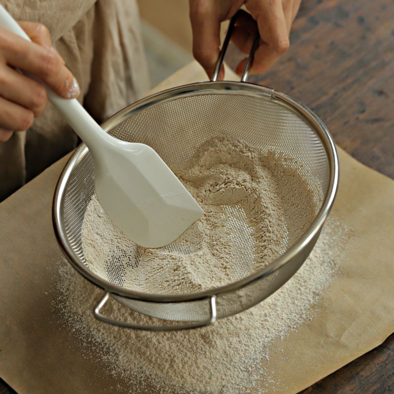 통밀가루와 베이킹파우더를 체 쳐서 넣고 덩어리가 없어질 때까지 잘 섞어주세요.