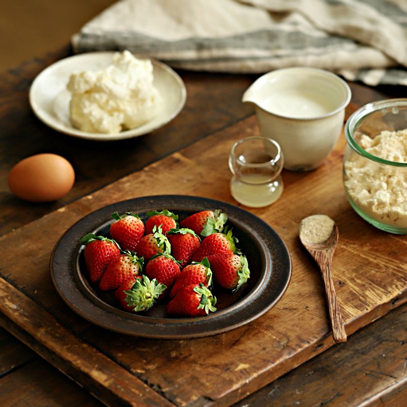 키토 딸기 타르트을 위한 재료 이미지로 녹인 무염 버터,달걀,아몬드 가루,차전자피 가루,소금 등으로 구성 되어있습니다.