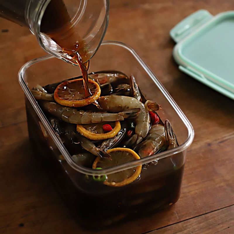 완성된 간장 새우장은 냉장고에서 2일간 숙성 후 간장만 따라내어 팔팔 끓여 차게 식힌 후 부어주고 3일간 냉장 보관하여 숙성시켜주세요.