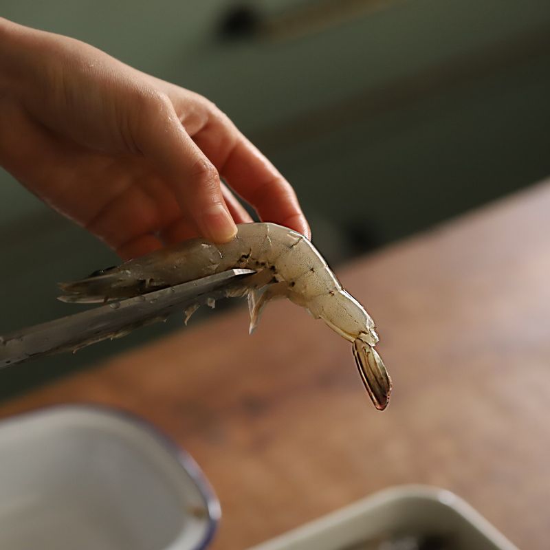 새우는 입부분의 뾰족한 부분과 긴 수염을 가위로 잘라서 손질하고 청주에 10분 정도 담가 두었다가 흐르는 물에 깨끗하게 씻은 후 물기를 제거해주세요.
(냉동새우는 물 1리터에 굵은 소금 2큰술을 넣은 소금물에 녹인 후 건져 손질 해주세요.)