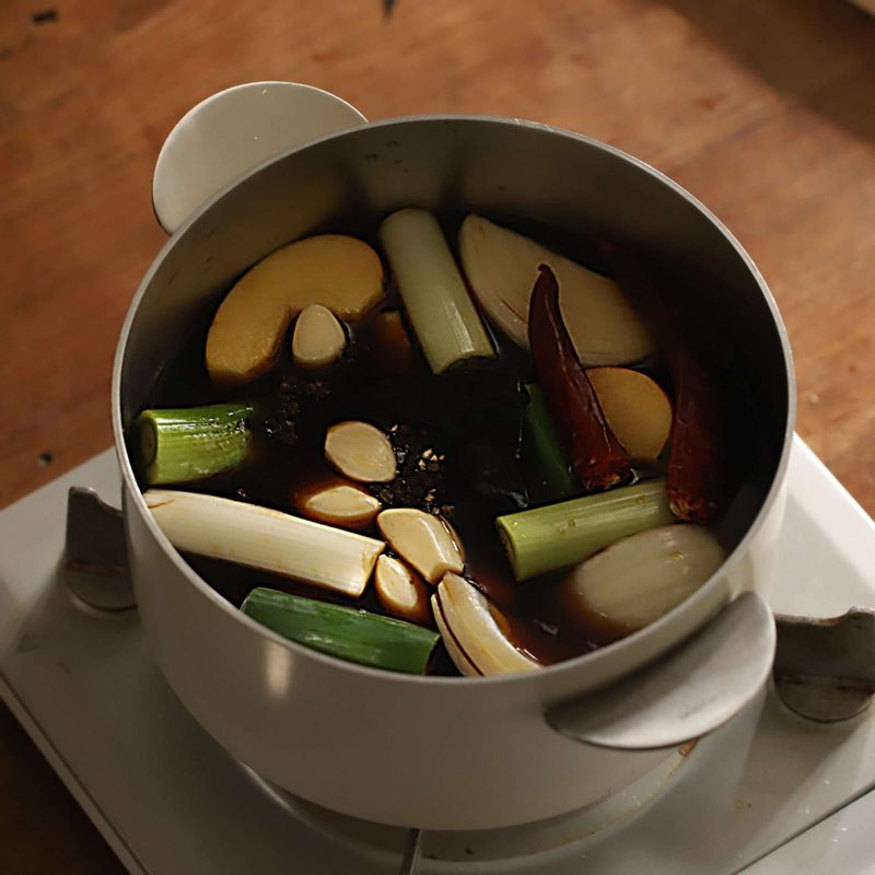 냄비에 다림간장 재료를 모두 넣고 팔팔 끓으면 다시마를 건져내고 2분정도 끓인 후 차게 식혀주세요.(사과는 씨를 제거하고 넣어주세요.)